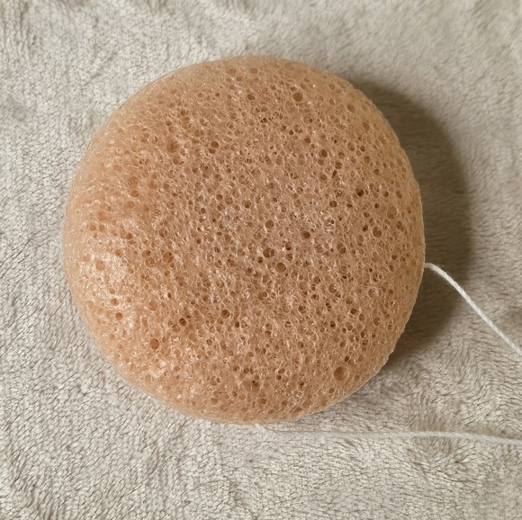 Wyld French Pink Clay Konjac Sponge (Dry, Sensitive Skin) - Picture 11 of 12
